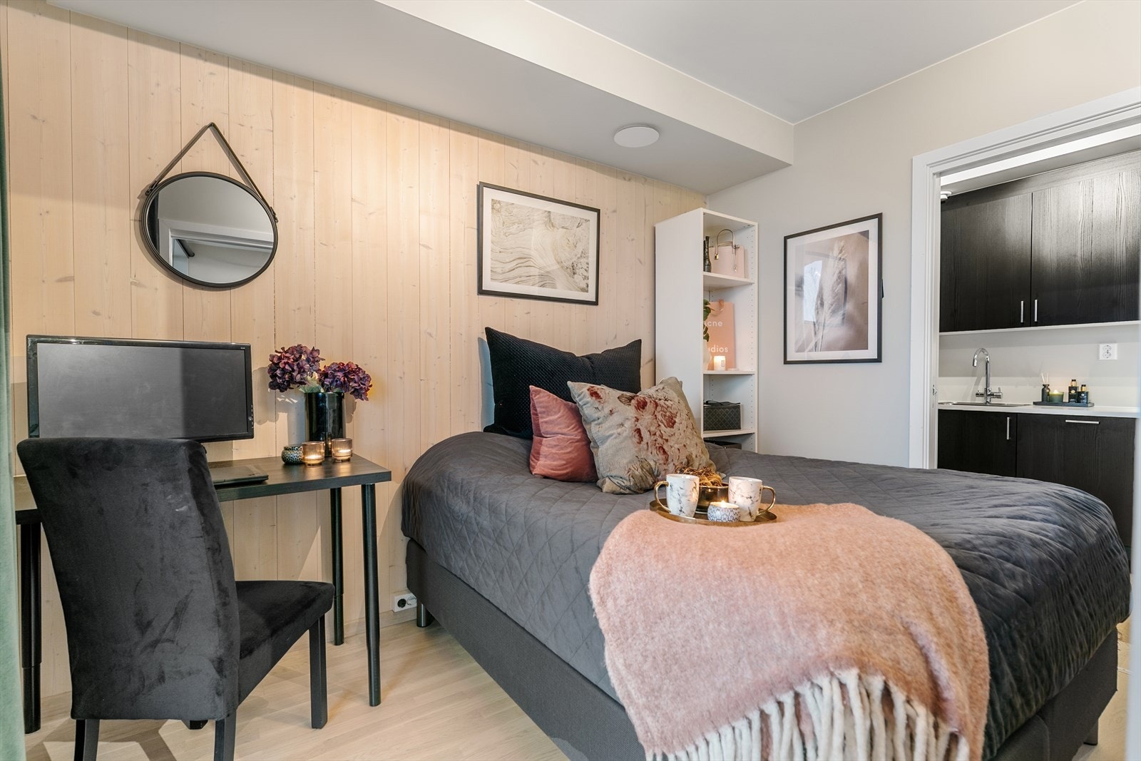 Soverommet er gjennomtenkt med plass til dobbeltseng, nattbord og garderobeløsninger. Rommet byr på en herlig kombinasjon av slette flater og panel som gir en lun atmosfære. Galleribilde