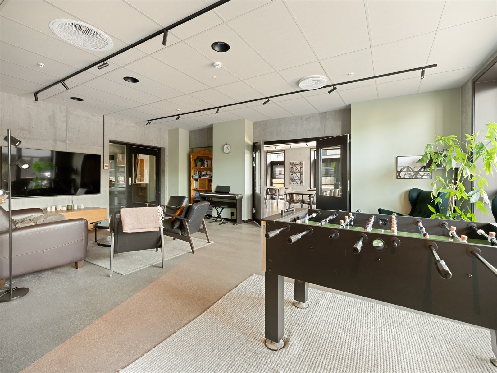 Her får dere et sosialt nabolag hvor du kan booke sauna på takterrassen, gjesteleiligheter og selskapslokale med tv-stue og storkjøkken. Galleribilde