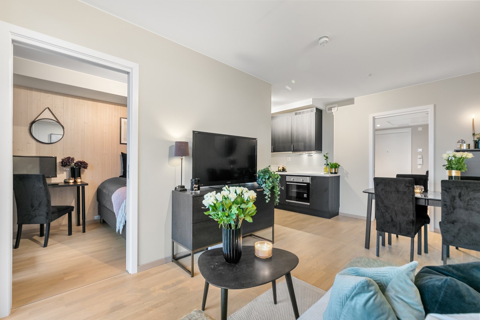 Veggene er malt i en lys, tidløs farge som harmonerer fint med det lekre parkettgulvet. Her er det enkelt å møblere etter egne ønsker og behov. Galleribilde