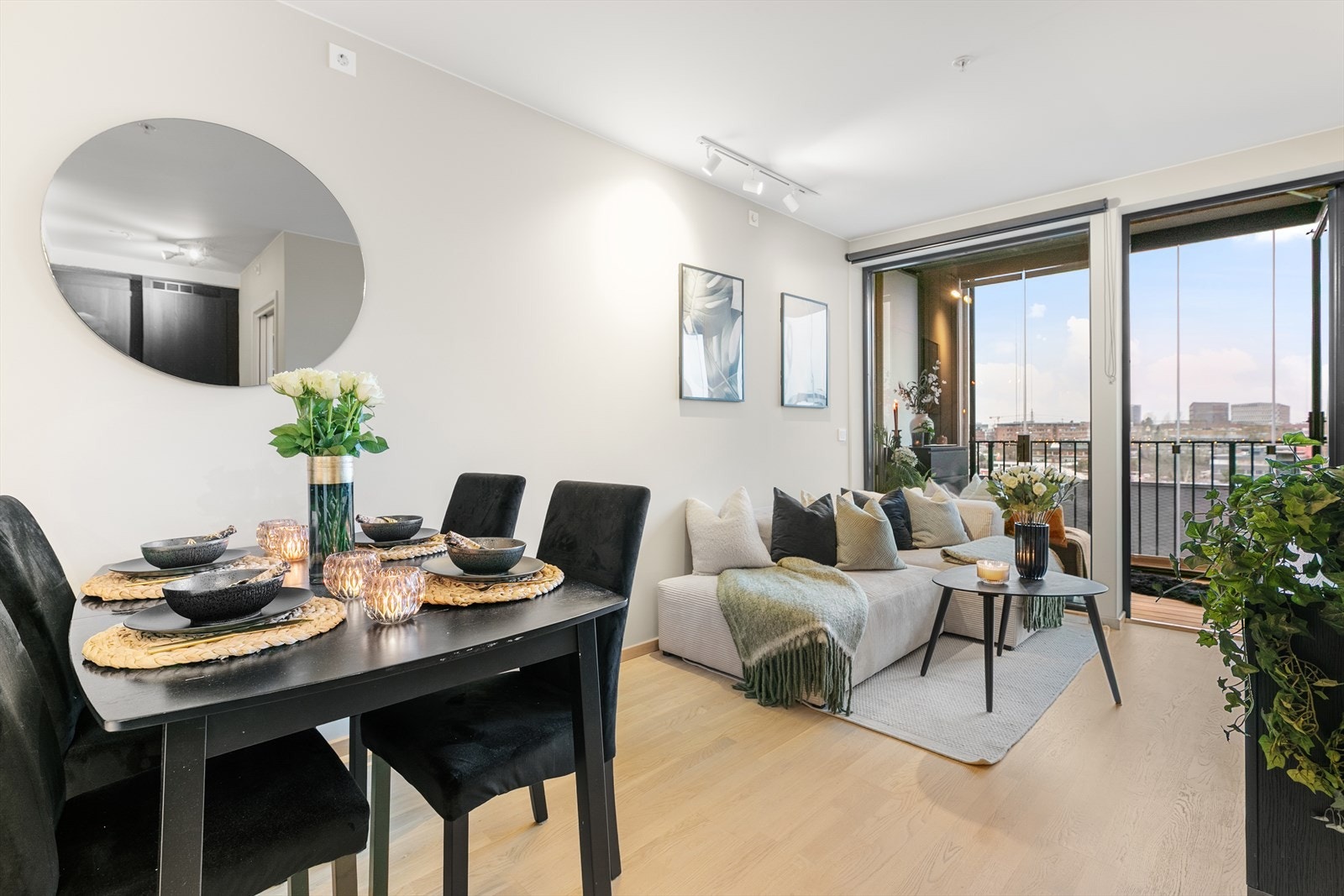 Store vinduer som strekker seg fra gulv til tak gir godt med naturlig lys og luft i rommet. Galleribilde