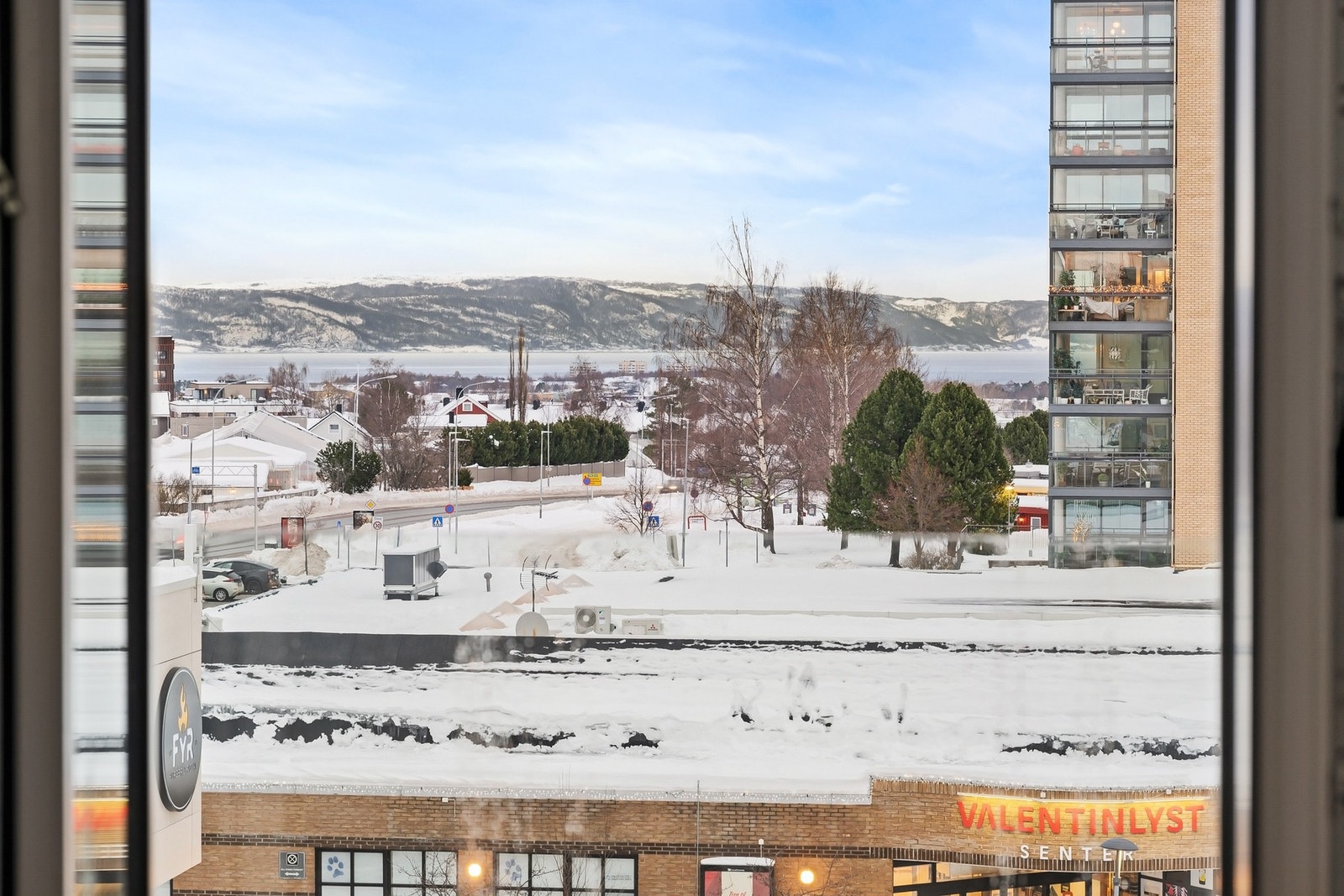 Herlig utsikt fra kjøkkenet mot Trondheimsfjorden. Galleribilde