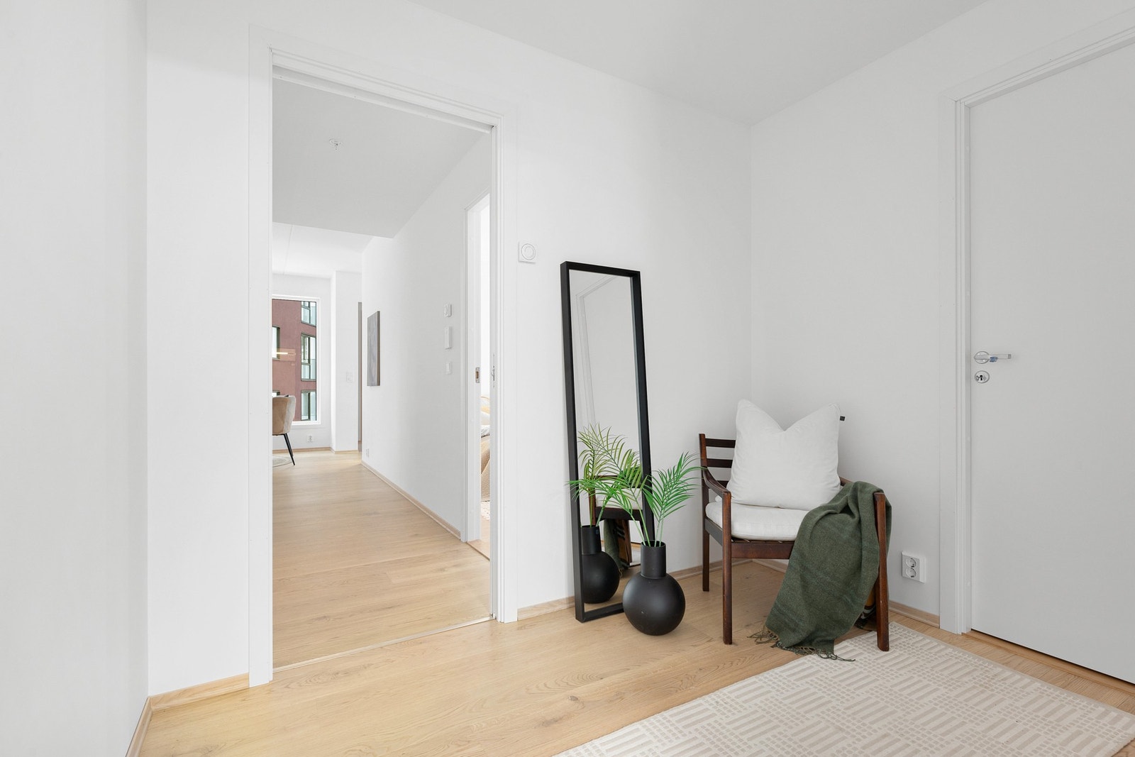 Romslig entre med tilhørende teknisk rom/bod. Galleribilde