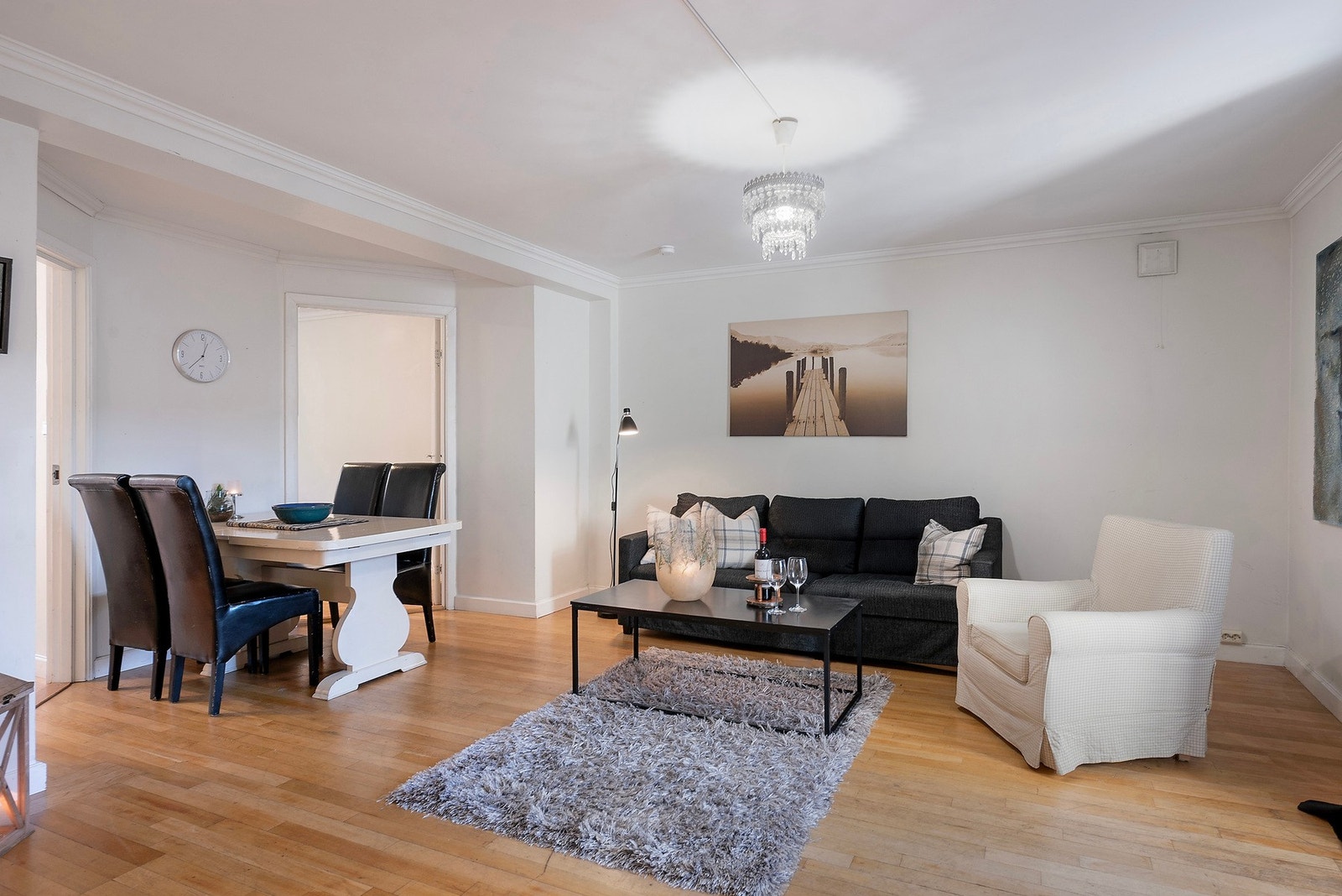 Lyse og nøytrale fargetoner danner et tidløst uttrykk og gir deg et fleksibelt utgangspunkt for å tilføre din egen stil og personlighet Galleribilde