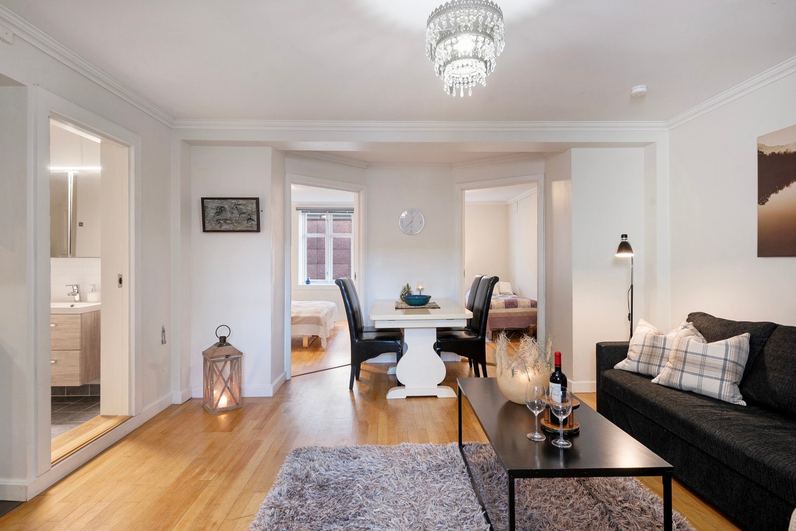 Leiligheten har stue og kjøkken i åpen løsning, med god plass til både spisestue og sofagruppe - et sosialt og funksjonelt allrom Galleribilde