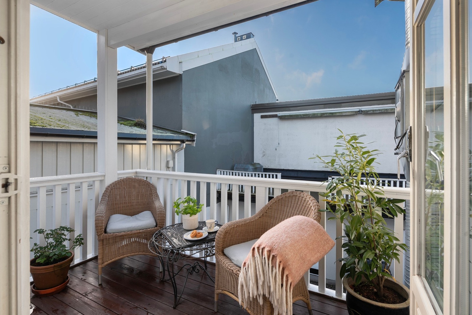 Her får du en hyggelig og praktisk overbygget uteplass på cirka 6 m² - perfekt for å nyte frisk luft uansett vær Galleribilde