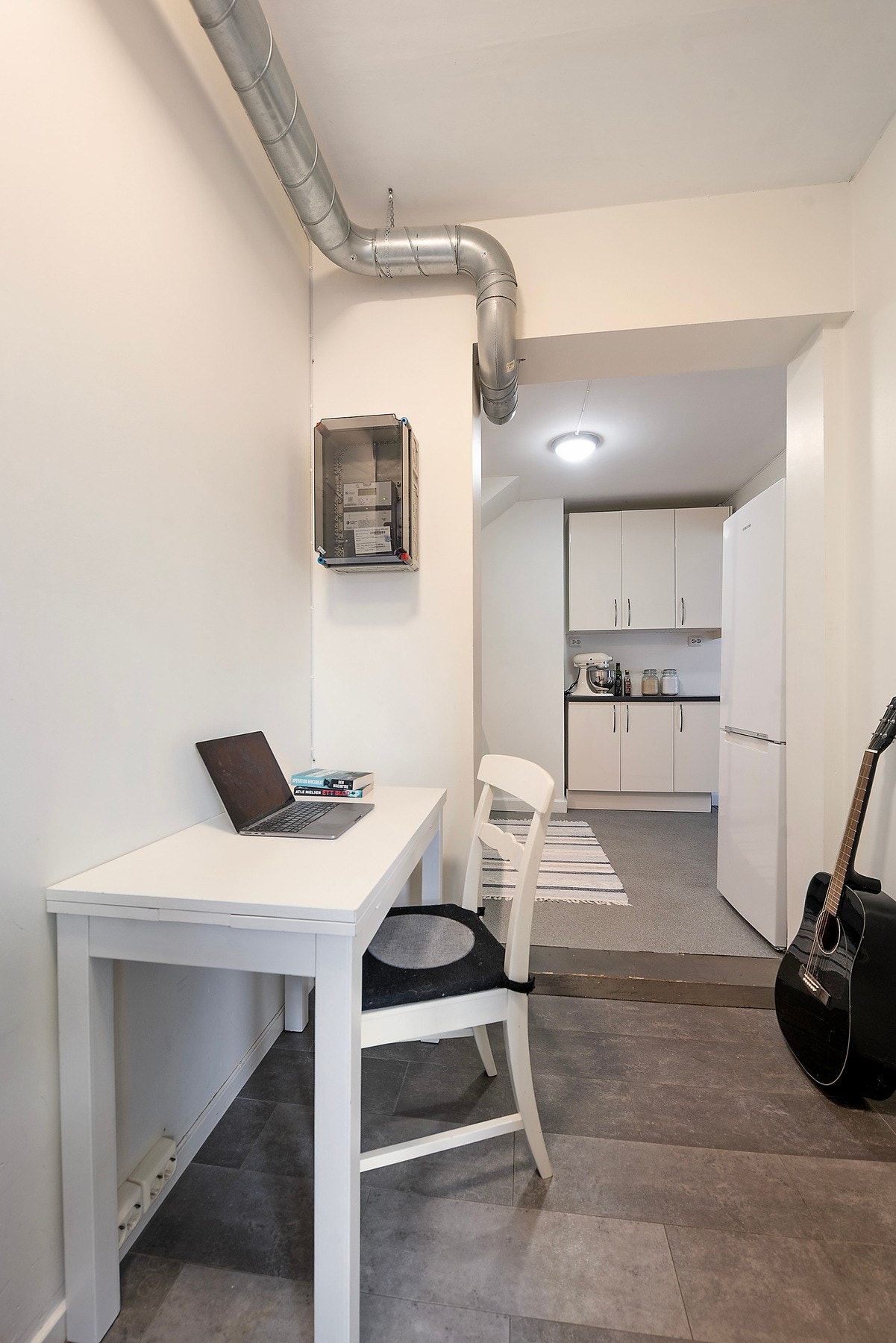 Bred gang med rom for arbeidsplass Galleribilde