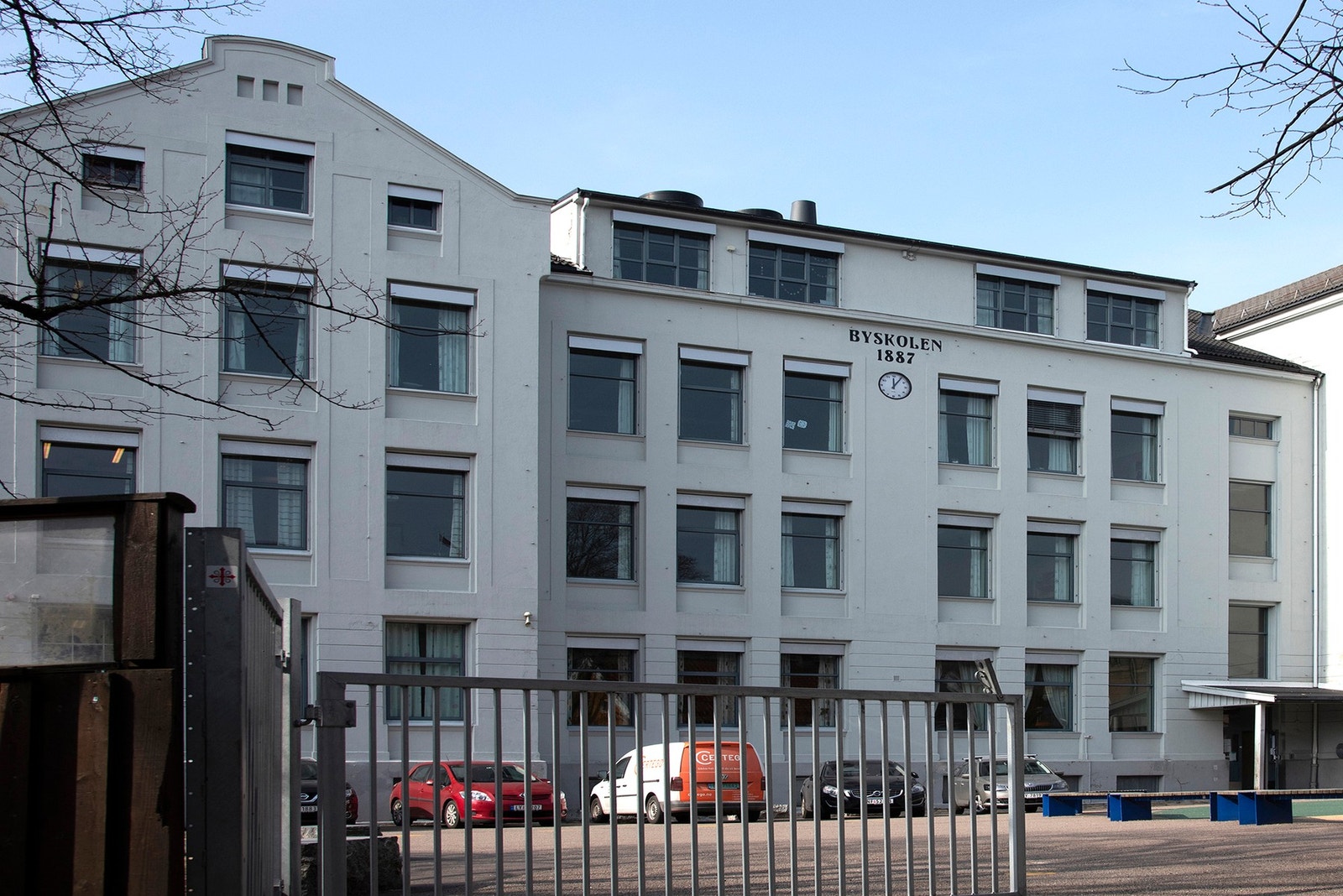 Byskolen med sentral beliggenhet Galleribilde