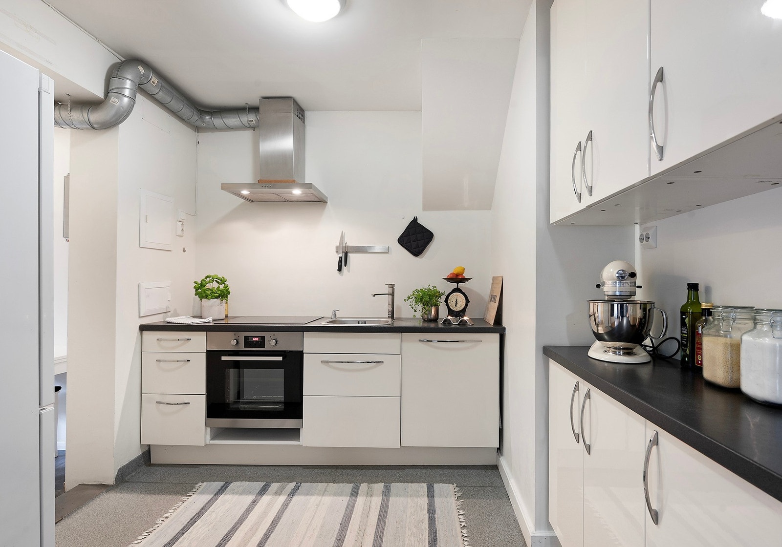 Kjøkkenet tilbyr gode muligheter for fremtidig tilpasning, med rikelig plass til ekstra kjøkkenplater, innredning og hyller Galleribilde