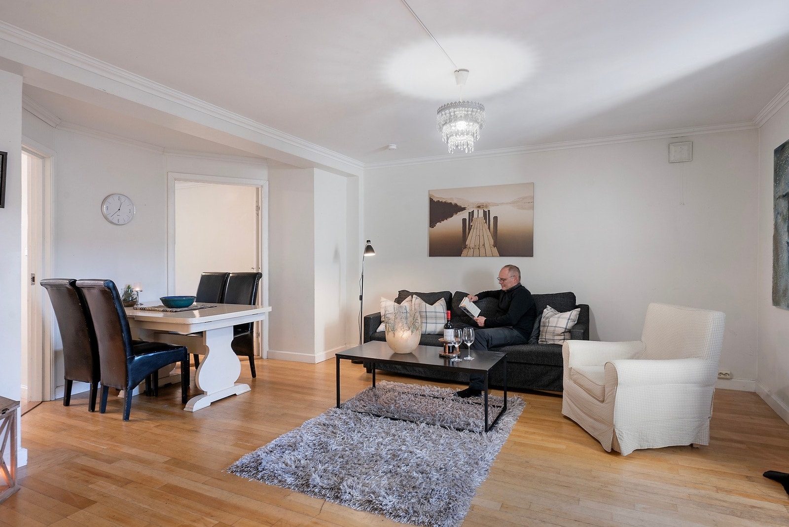 Lyse og åpne oppholdsrom gir boligen en luftig og innbydende atmosfære, og gjør det enkelt å sette ditt eget preg og skape et hjem som passer din stil Galleribilde