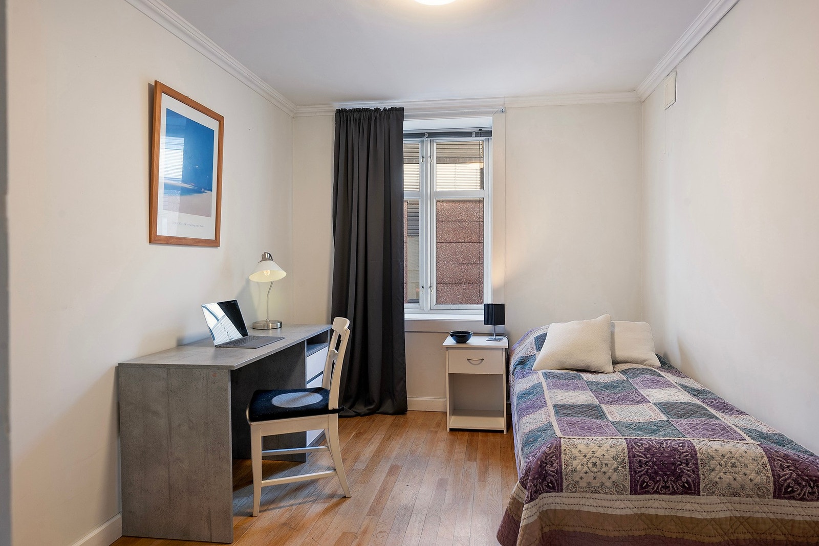 Leiligheten disponerer to soverom av tilsvarende størrelse, perfekt tilpasset både par, venner eller den som bor alene Galleribilde