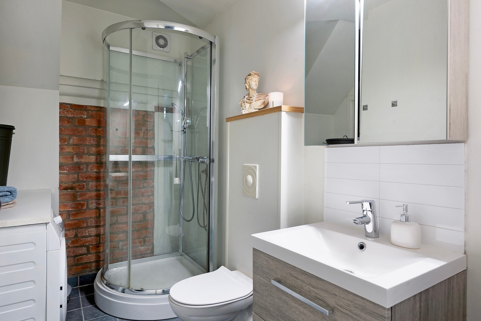 Badet er kompakt, men funksjonelt, og inneholder alt du trenger for en praktisk og effektiv hverdag Galleribilde