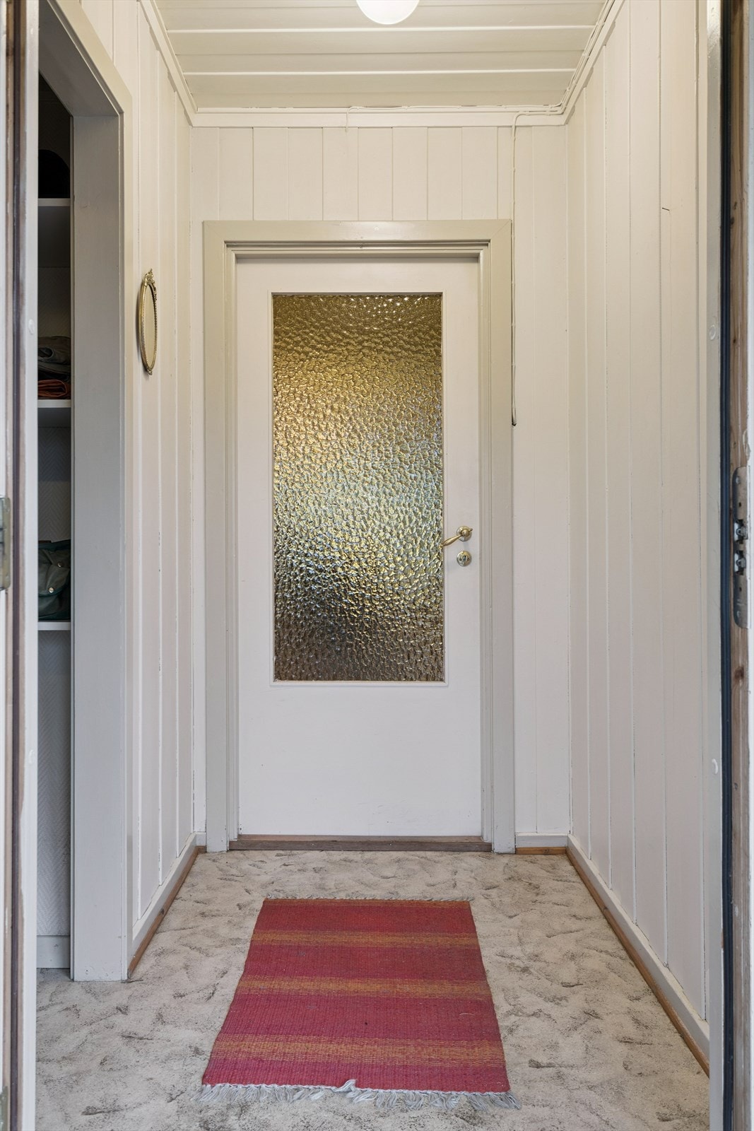 Boligen har to separate inngangspartier som leder inn i hovedetasjen. Galleribilde