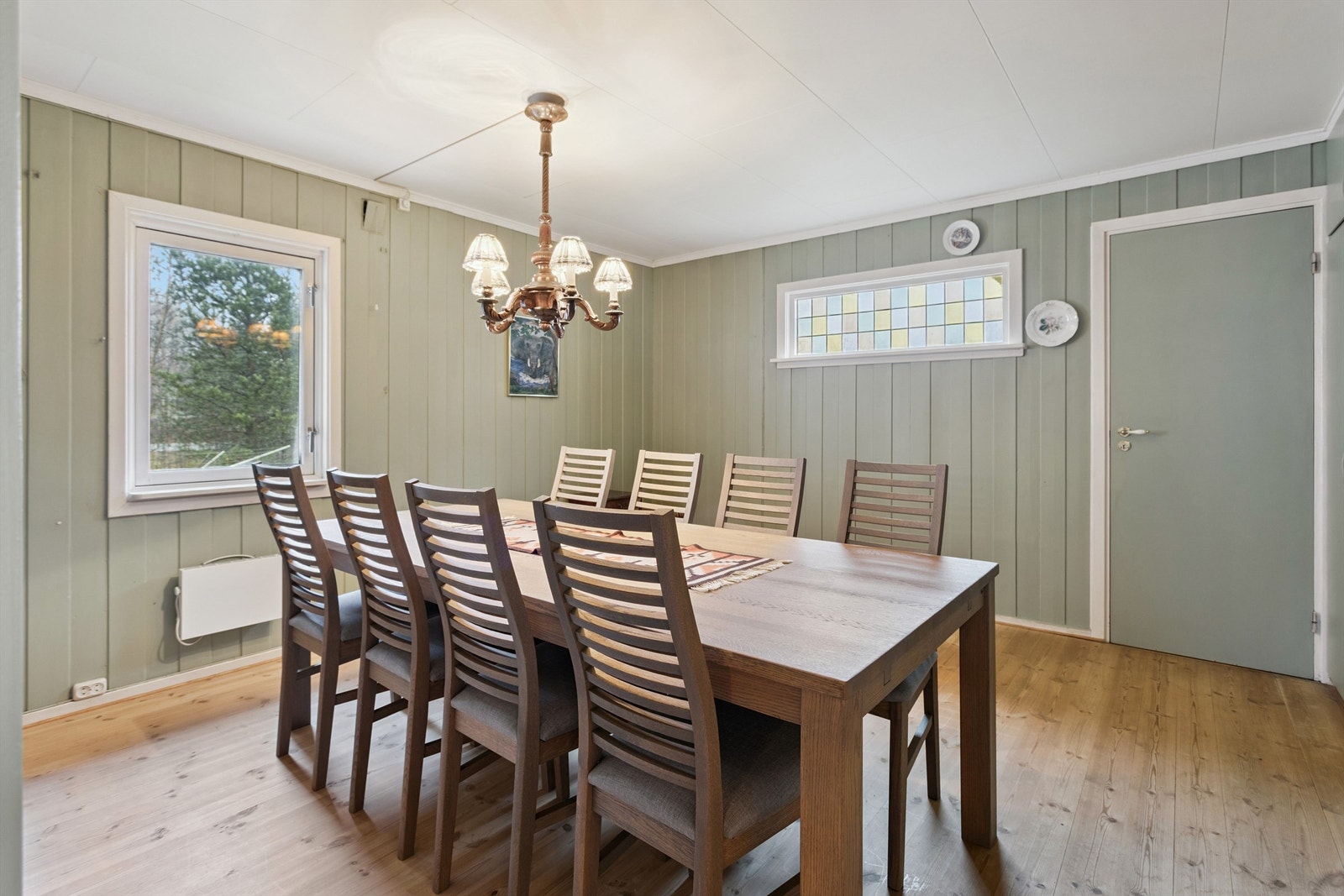 Et unikt blyglassvindu fra byggeåret gir rommet et særpreget uttrykk. Galleribilde