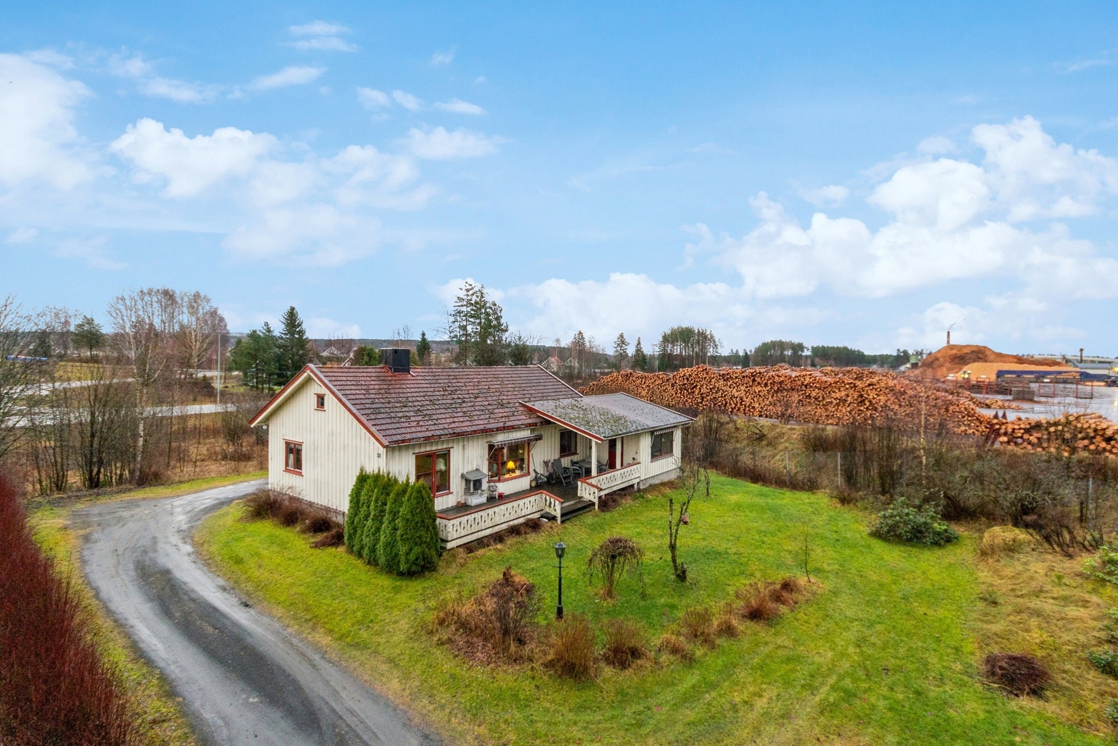 Tomten er pent opparbeidet med plen, diverse beplantning og gruset adkomstvei. Galleribilde