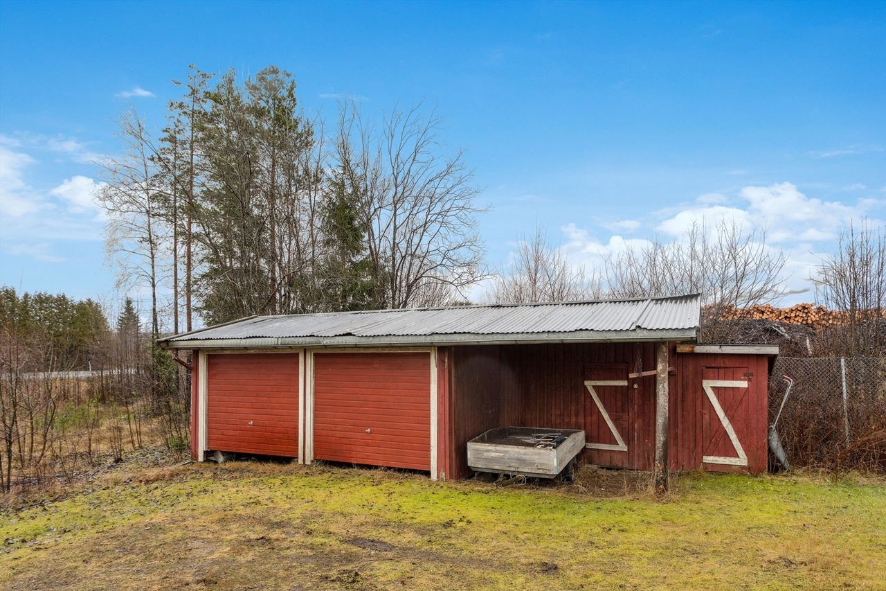 Frittstående dobbelgarasje på 46 m² med tilhørende vedskjul og bodplass. Galleribilde