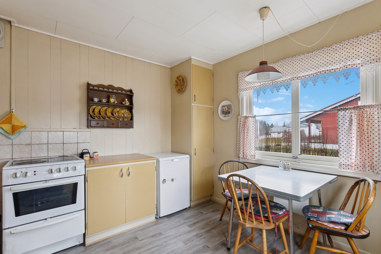 Rommet har opplegg for oppvaskmaskin og avtrekksvifte tilknyttet luftepipe. Galleribilde