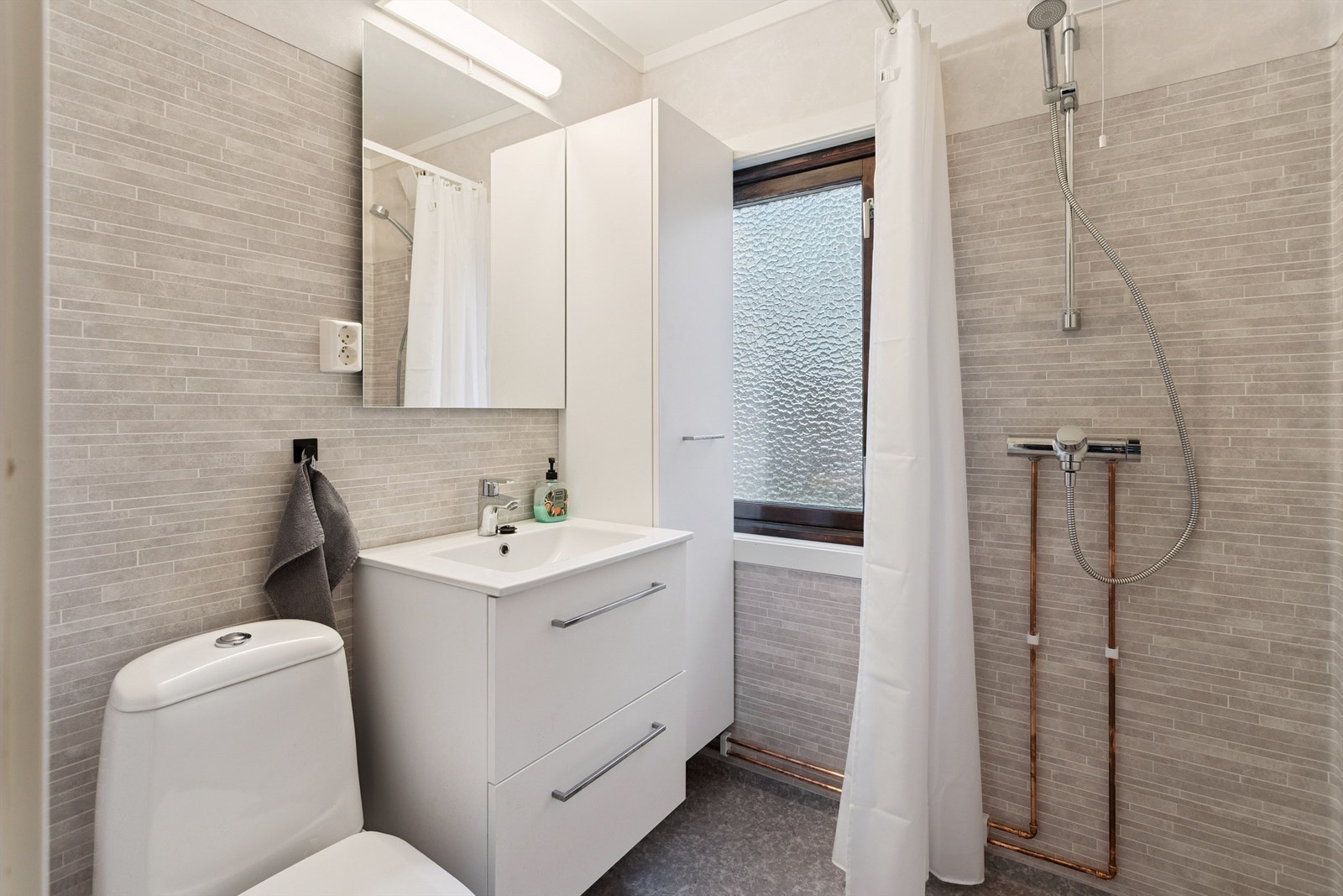 Baderommet ble rehabilitert i 2025 og har elektrisk gulvvarme for økt komfort. Galleribilde