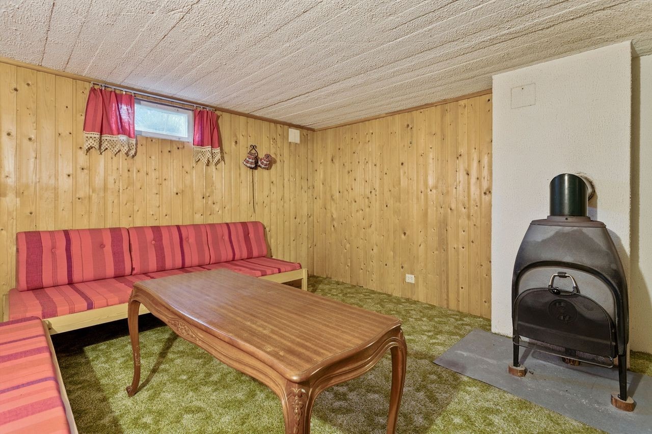 Innredet rom med vedovn for ekstra varme. Rommet er ikke omsøkt og godkjent til varig opphold Galleribilde
