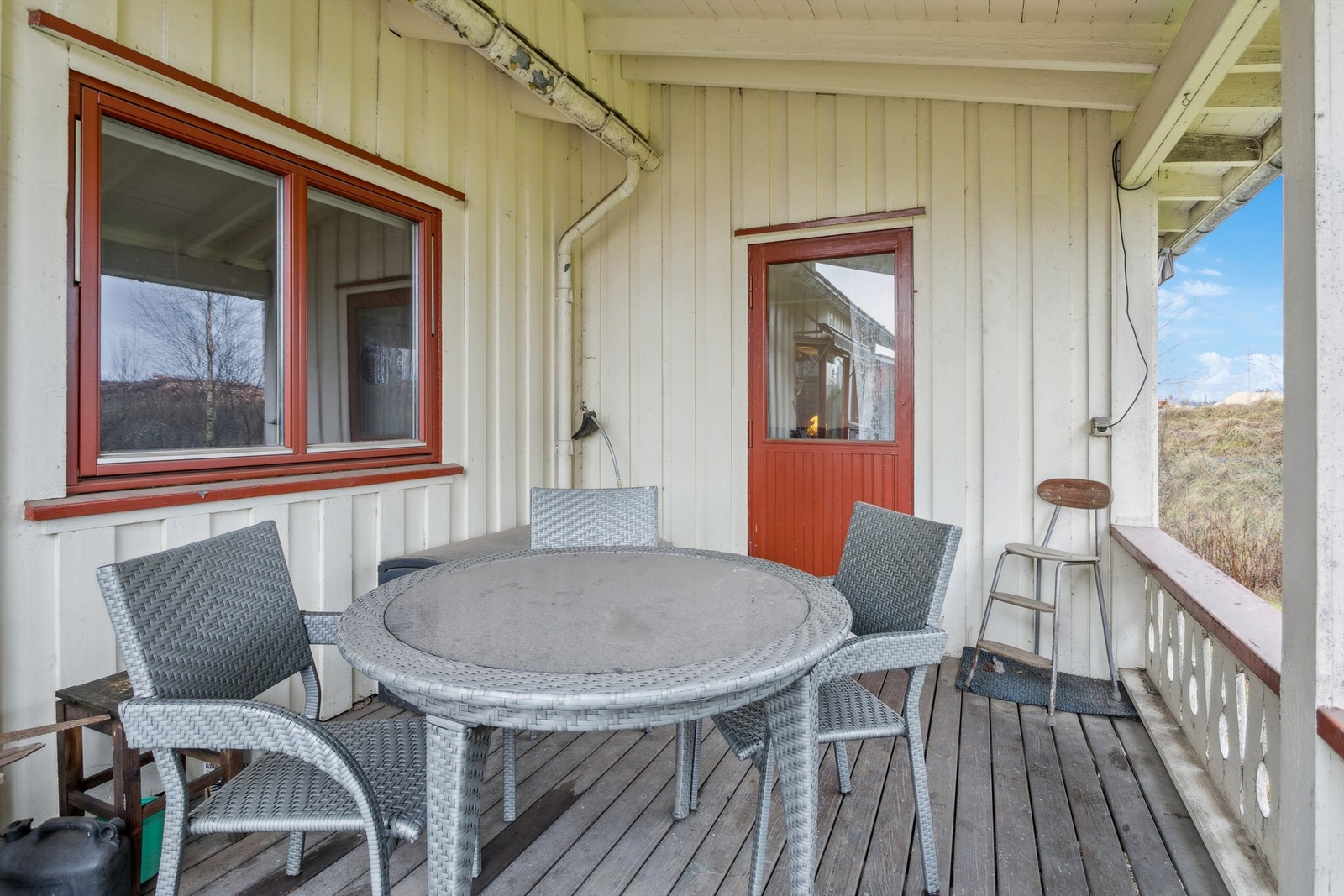 En overbygget del på 11 m² gir ly for været og mulighet for utendørs hygge. Galleribilde