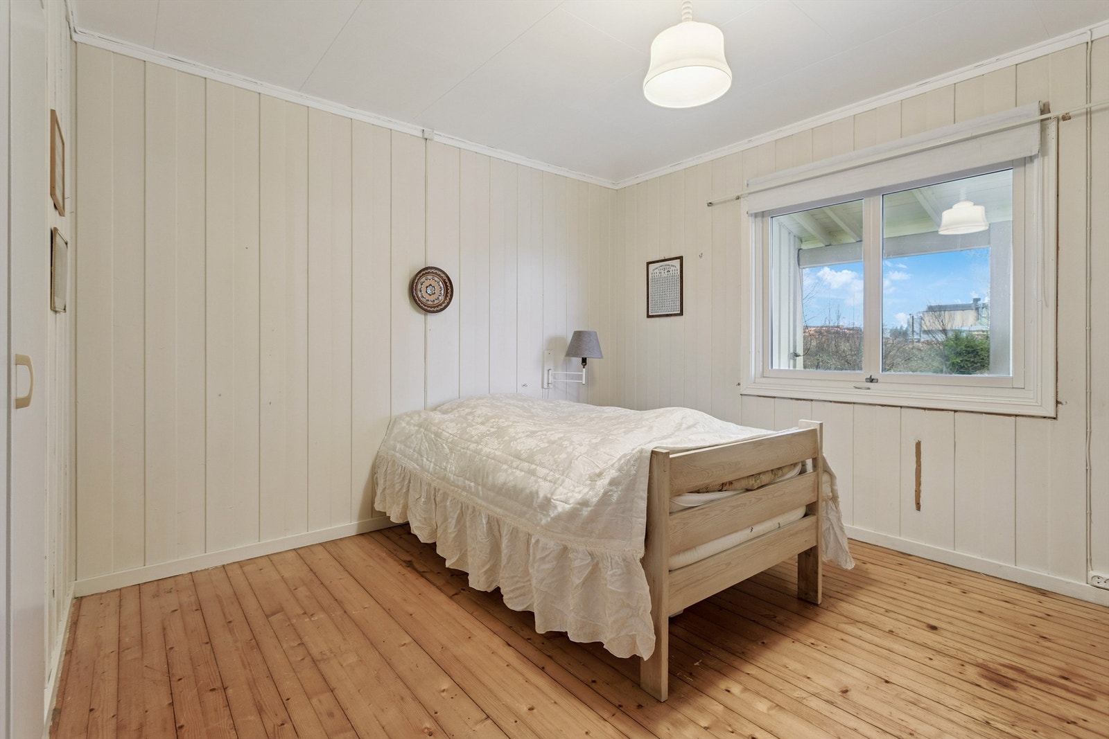 Hovedetasjen har to soverom. Dette har behandlet tregulv og malte panelvegger. Galleribilde