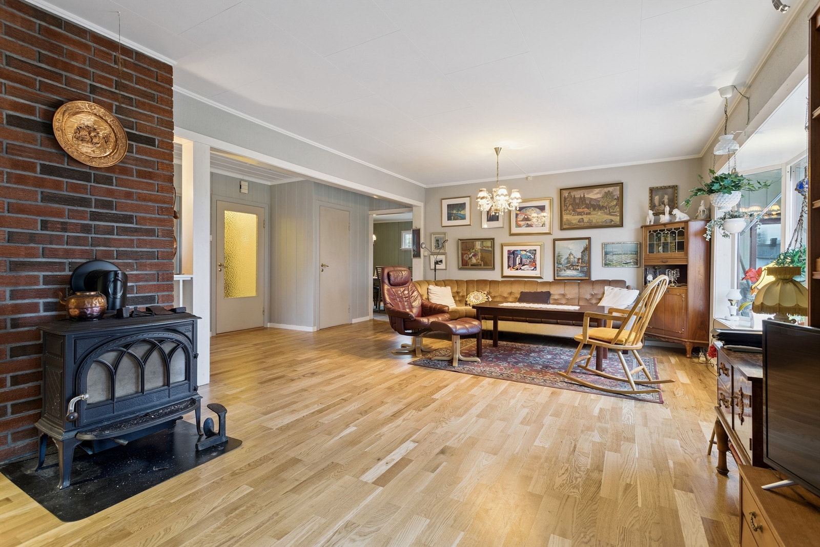 En vedovn og en luft-til-luft-varmepumpe sørger for effektiv og behagelig oppvarming. Galleribilde