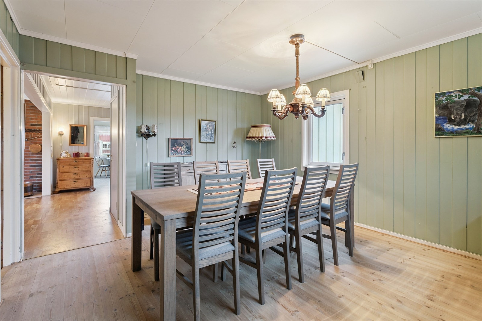 Separat spisestue med god plass til langbord og sosiale sammenkomster. Galleribilde