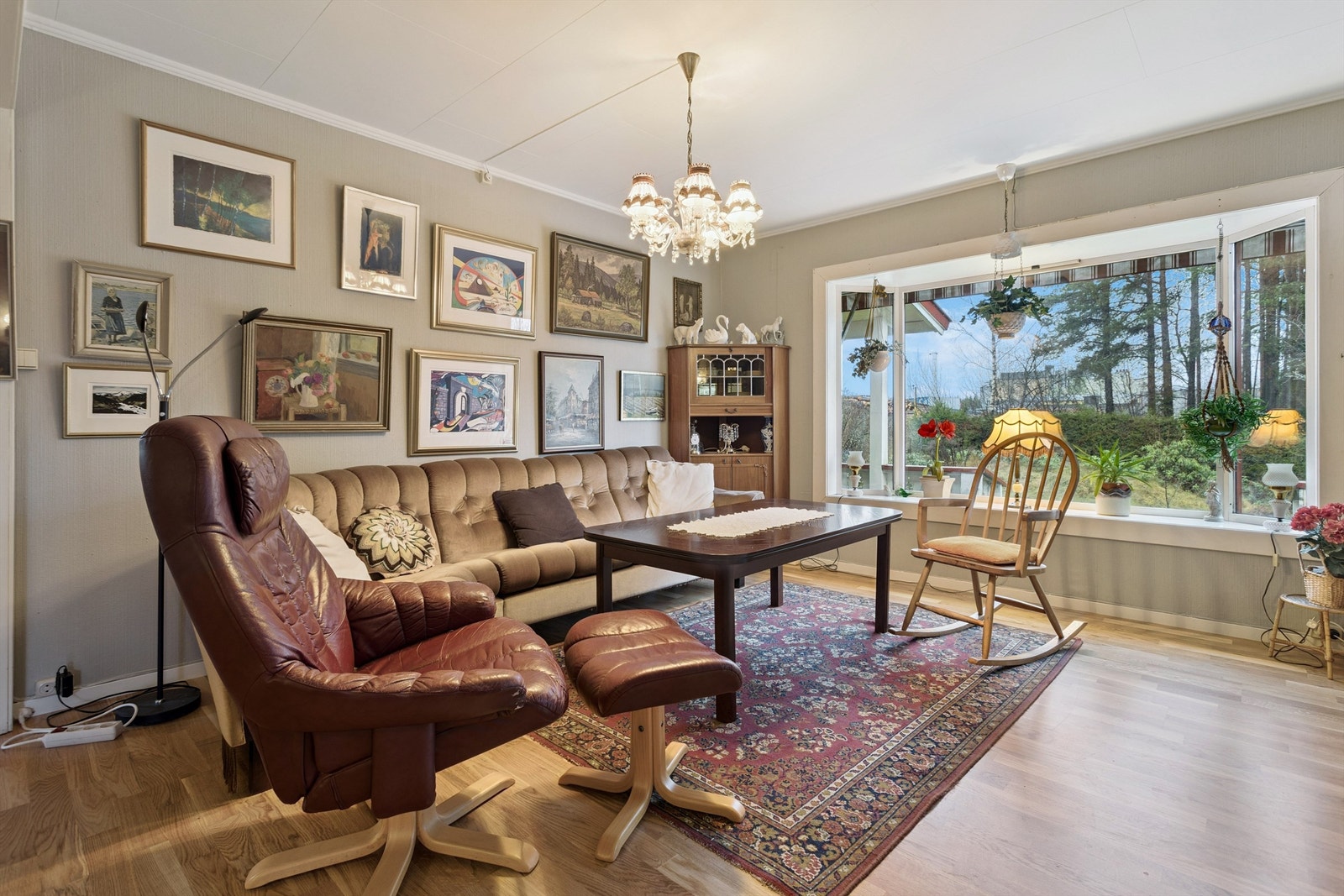 Store vindusflater gir godt med lys og utsyn mot hagen. Galleribilde