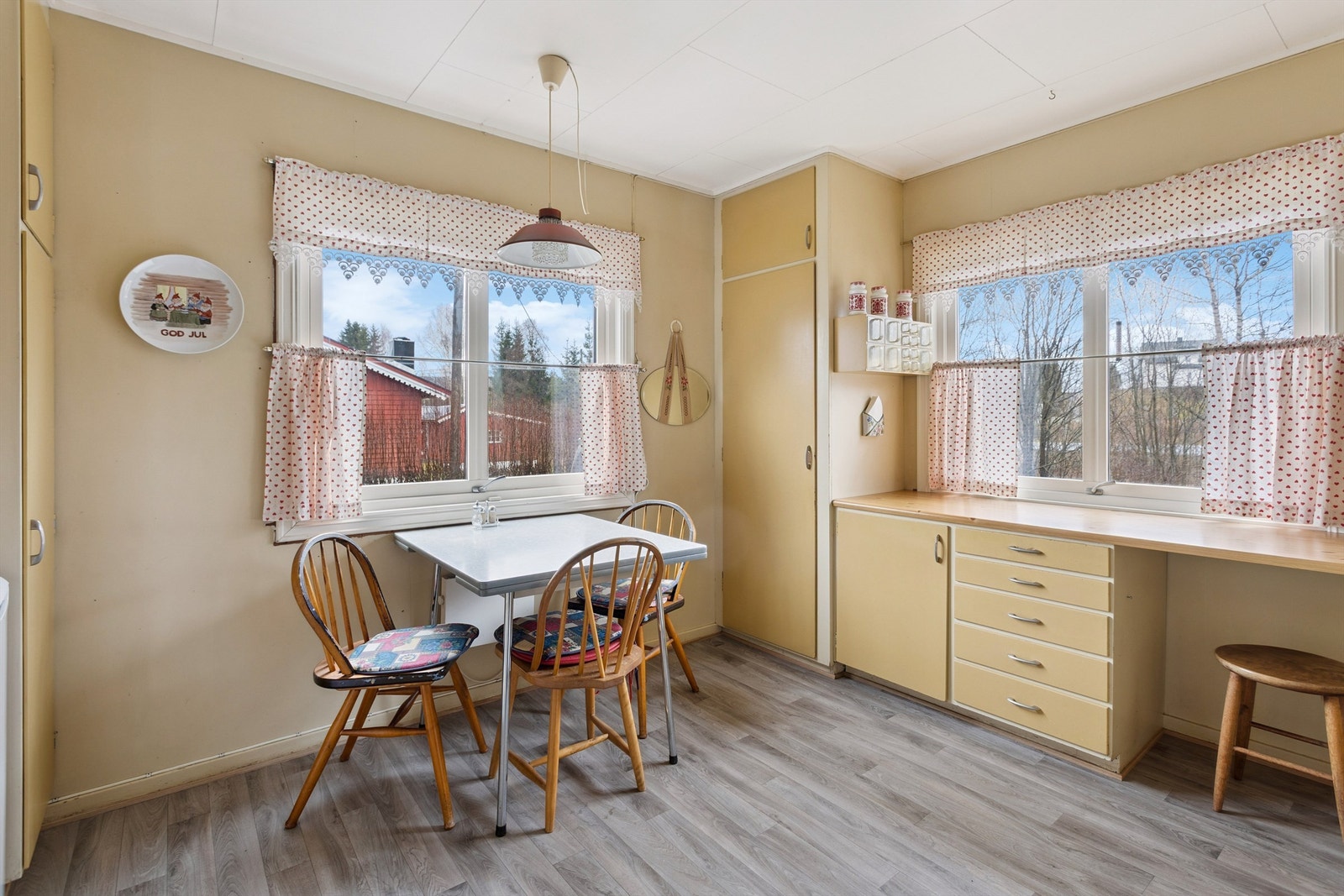 Gulvet ble fornyet med laminat i 2025, og det er plass til en liten spiseplass. Galleribilde