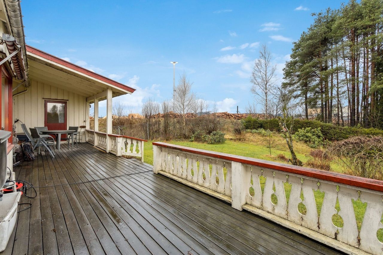 Den store terrassen strekker seg langs boligens vestside og har gode solforhold. Galleribilde