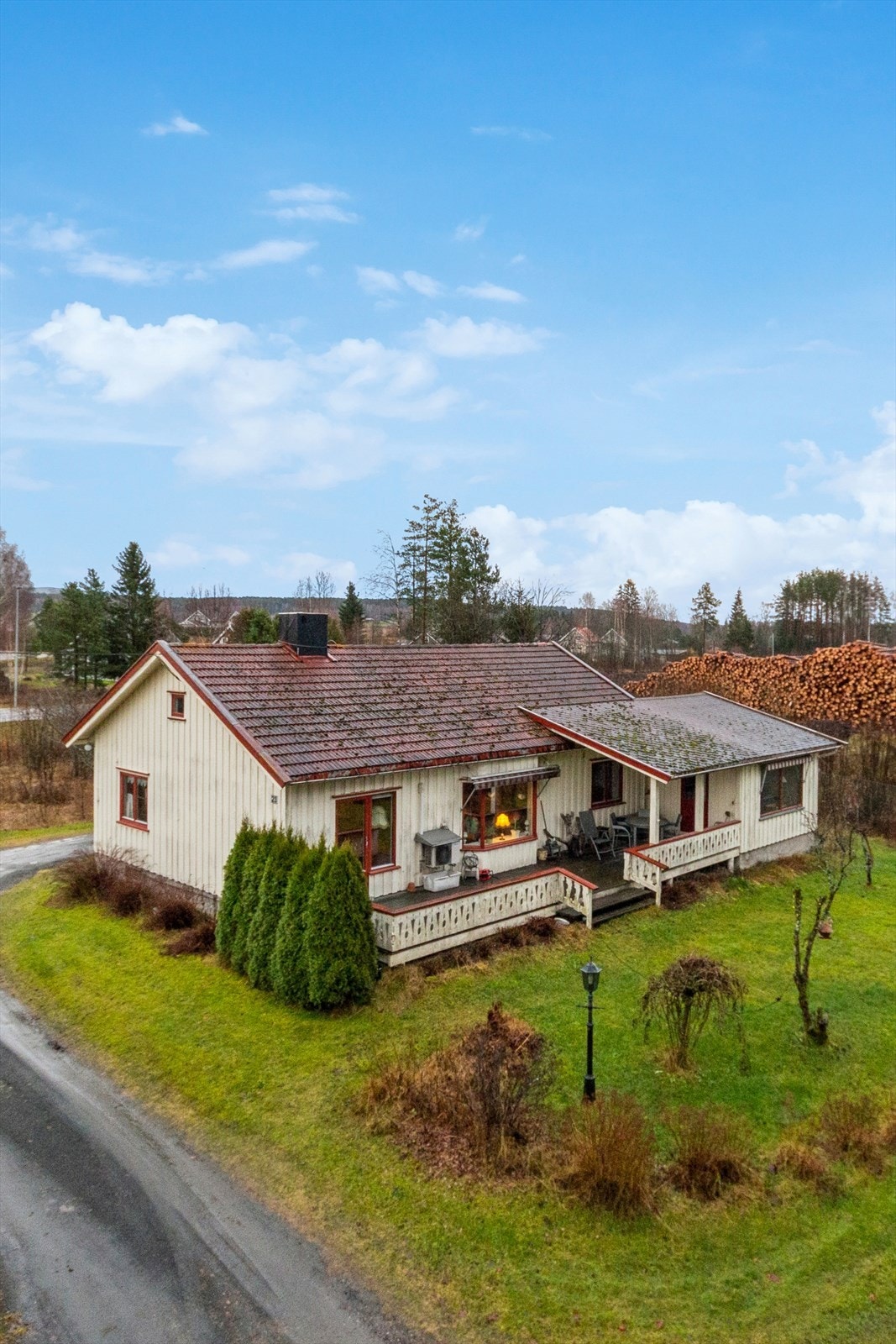 Innholdsrik enebolig med en landlig og sentral beliggenhet på Braskereidfoss. Galleribilde