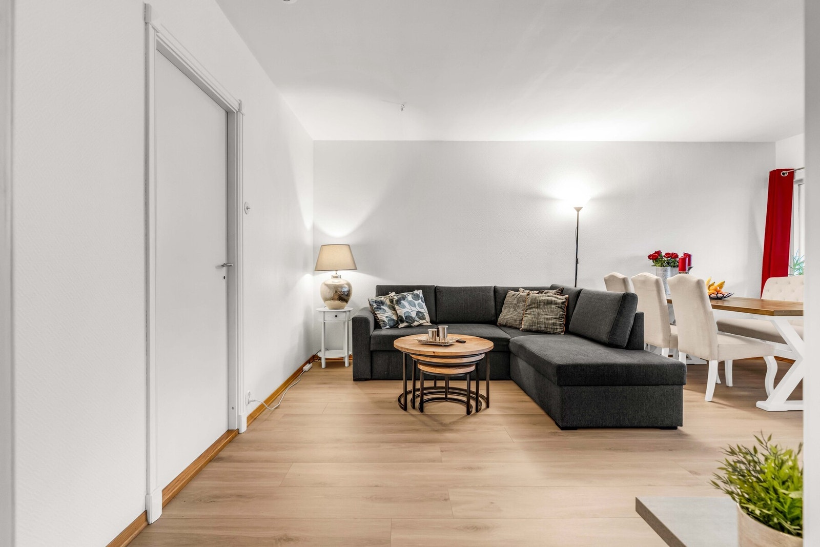 Stuen har en takhøyde på ca 2,5 meter. Galleribilde