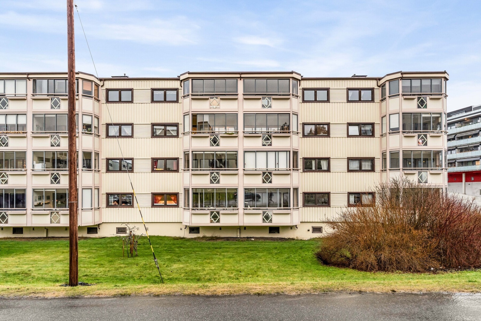 Garasjene leies ut til andelseiere som ønsker dette. Styret i borettslaget administrerer garasjene og fører venteliste over andelseiere som ønsker plass. Galleribilde