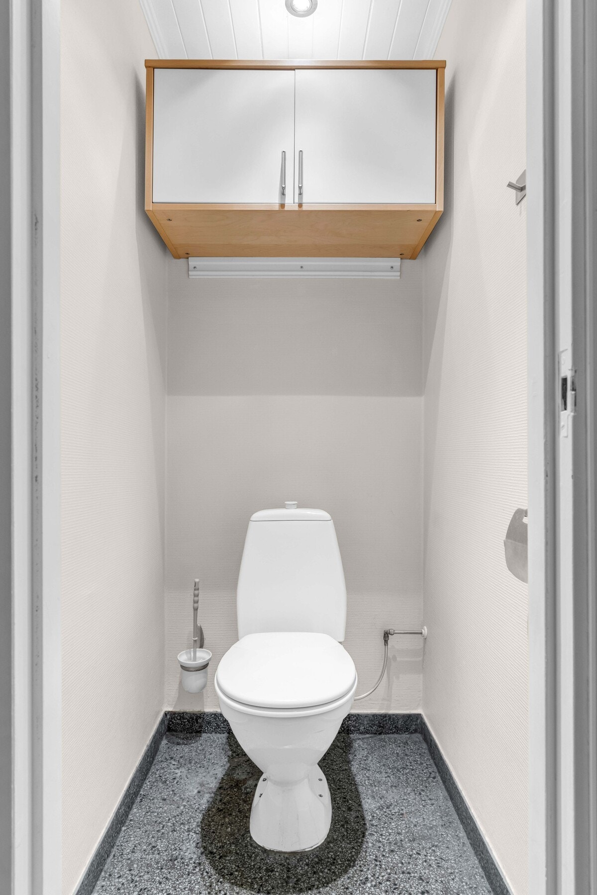 Praktisk eget toalettrom. Galleribilde