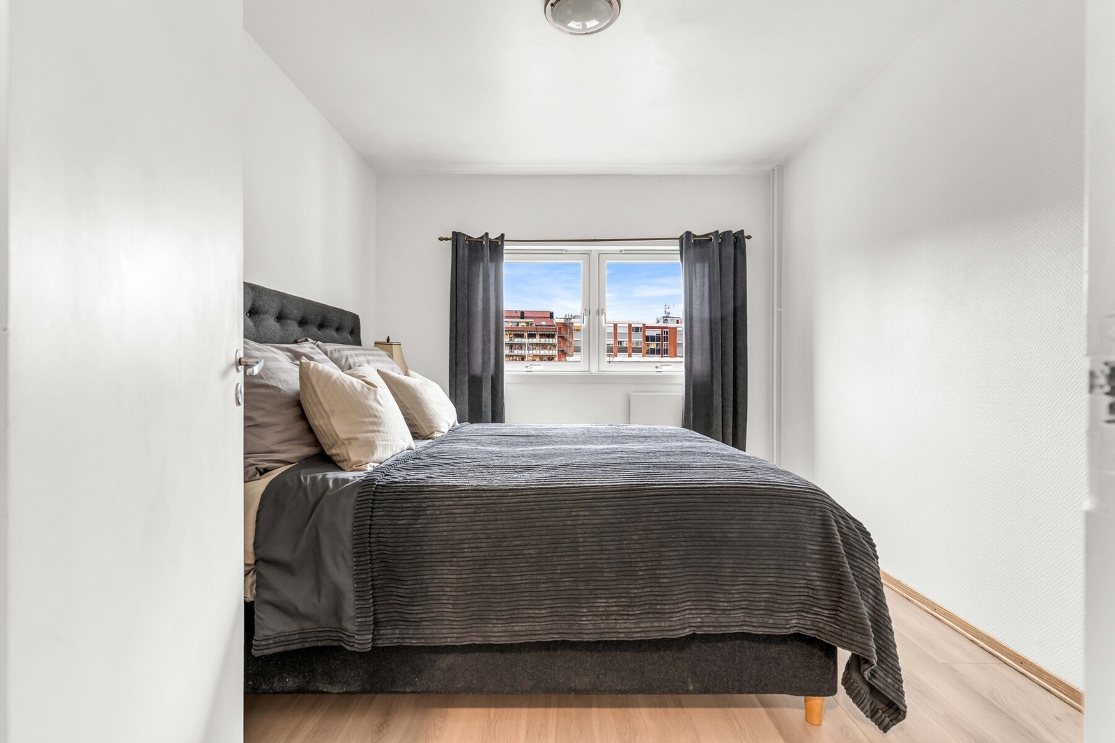 Hovedsoverommet har god plass til dobbeltseng og er lyst med store vindusflater. Galleribilde