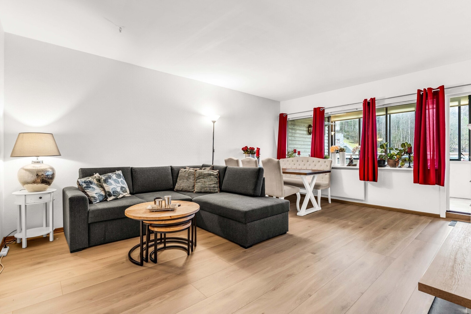 Flott stue med store vinduer som slipper inn rikelig med dagslys. Galleribilde