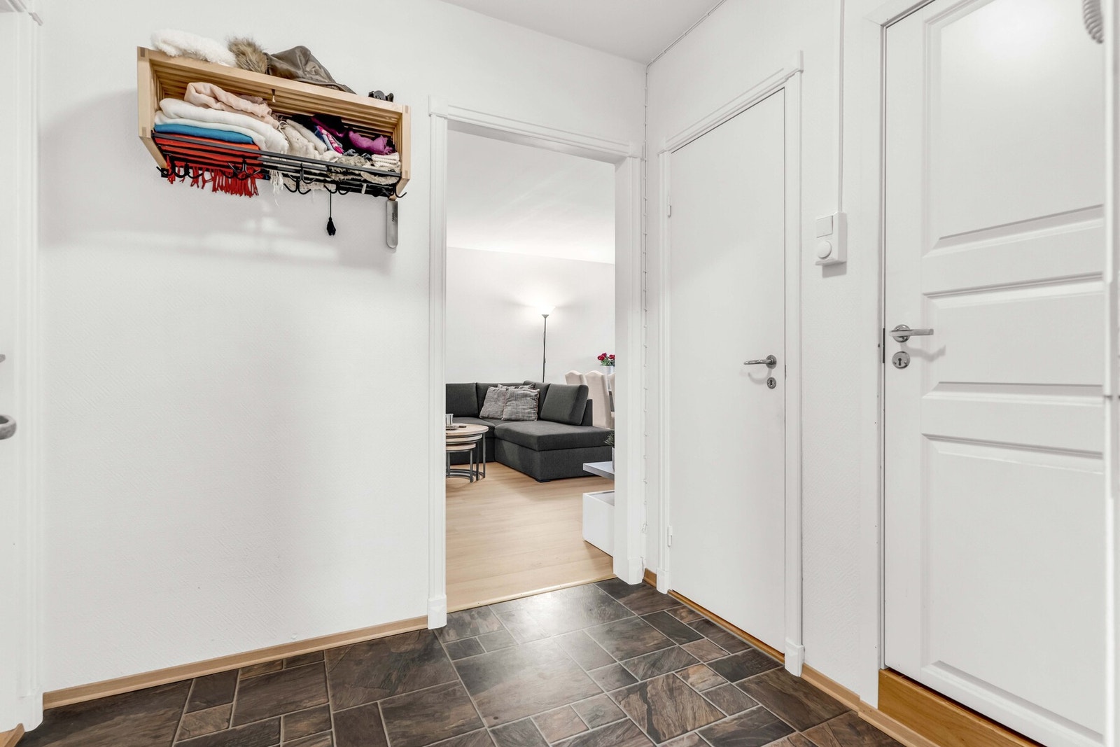 Fra entréen er det adkomst til ett bad og eget toalettrom. Galleribilde