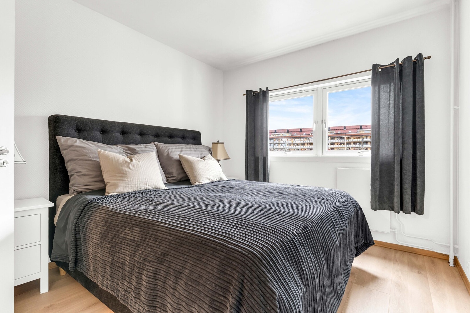 God skapplass med praktisk garderobeløsning. Galleribilde