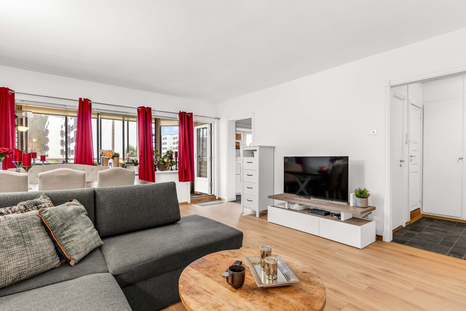 Fra stuen er det adkomst til kjøkkenet. Galleribilde