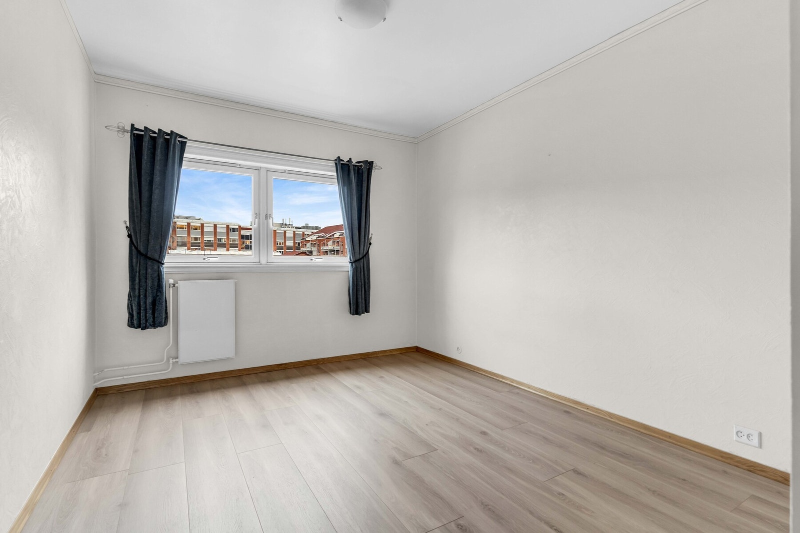 Soverom 2 har god størrelse, og kan innredes med dobbeltseng og nattbord. Galleribilde