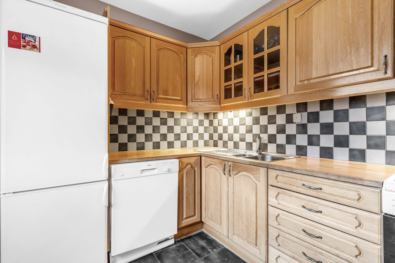 Det er utstyrt med kjøl- og fryseskap, oppvaskmaskin og komfyr, samt kjøkkenventilator med kullfilter. Galleribilde