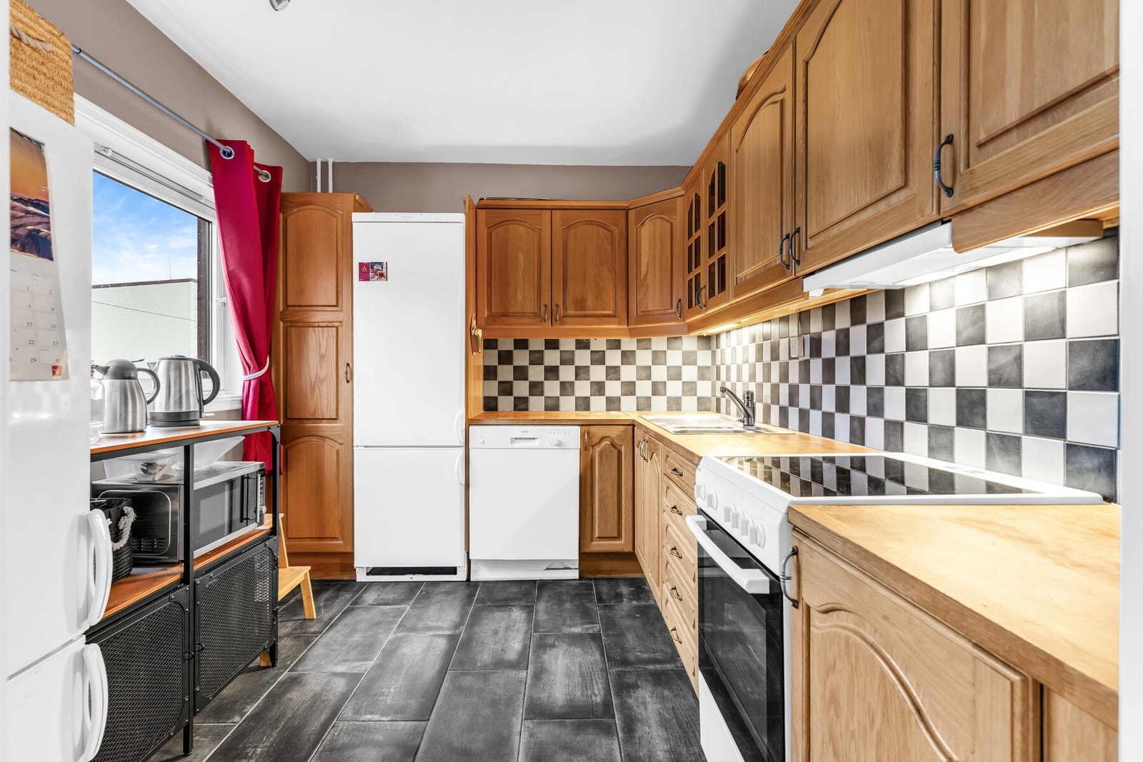 Kjøkkenet har innredning med profilerte fronter og benkeplate i heltre eik. Galleribilde