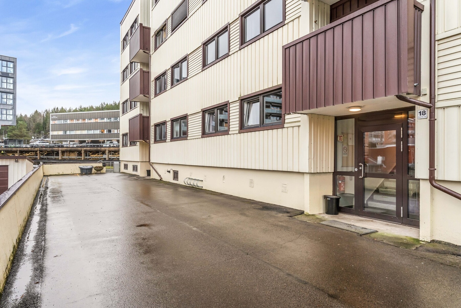 Sverres vei 18 ligger svært sentralt til på Lørenskog, med et bredt tilbud av servicetilbud og fasiliteter i nærheten. Galleribilde