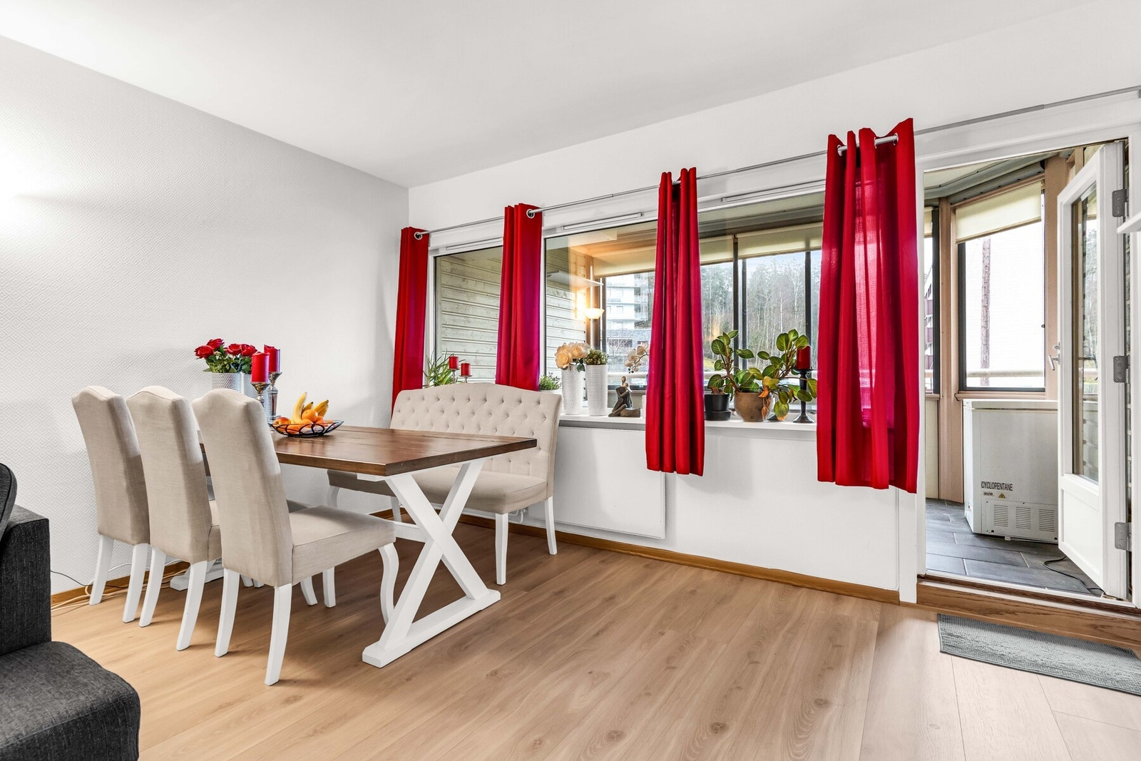 Egen spisestuedel med god plass til flere gjester. Galleribilde