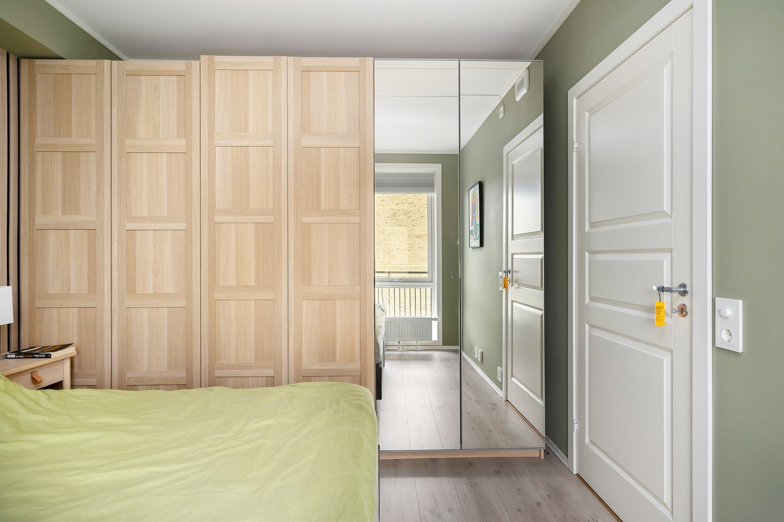 Rommet har god plass og praktiske garderobeløsninger. Galleribilde