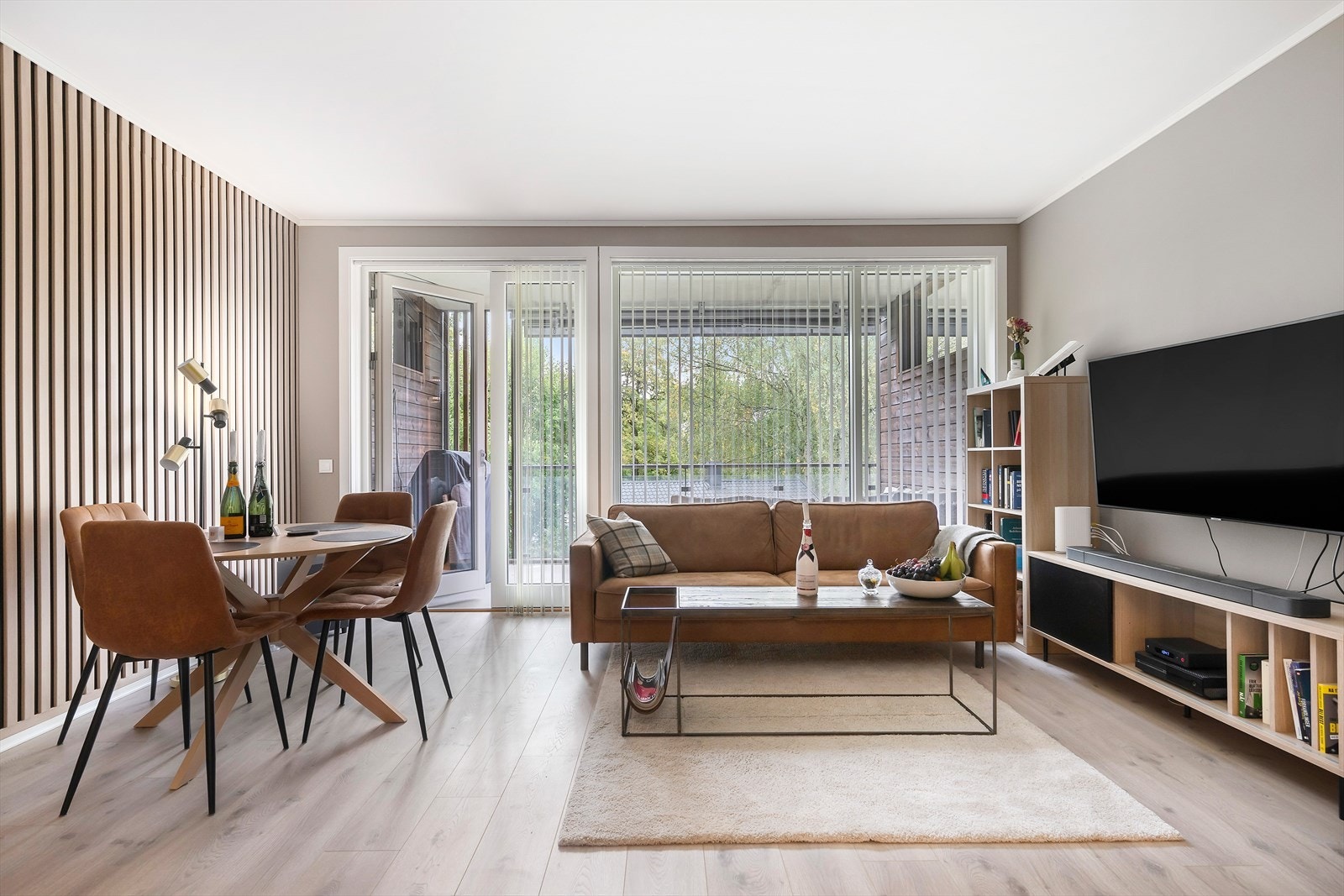 Stuen har store vindusflater som slipper inn rikelig med naturlig lys og gir en luftig følelse. Galleribilde