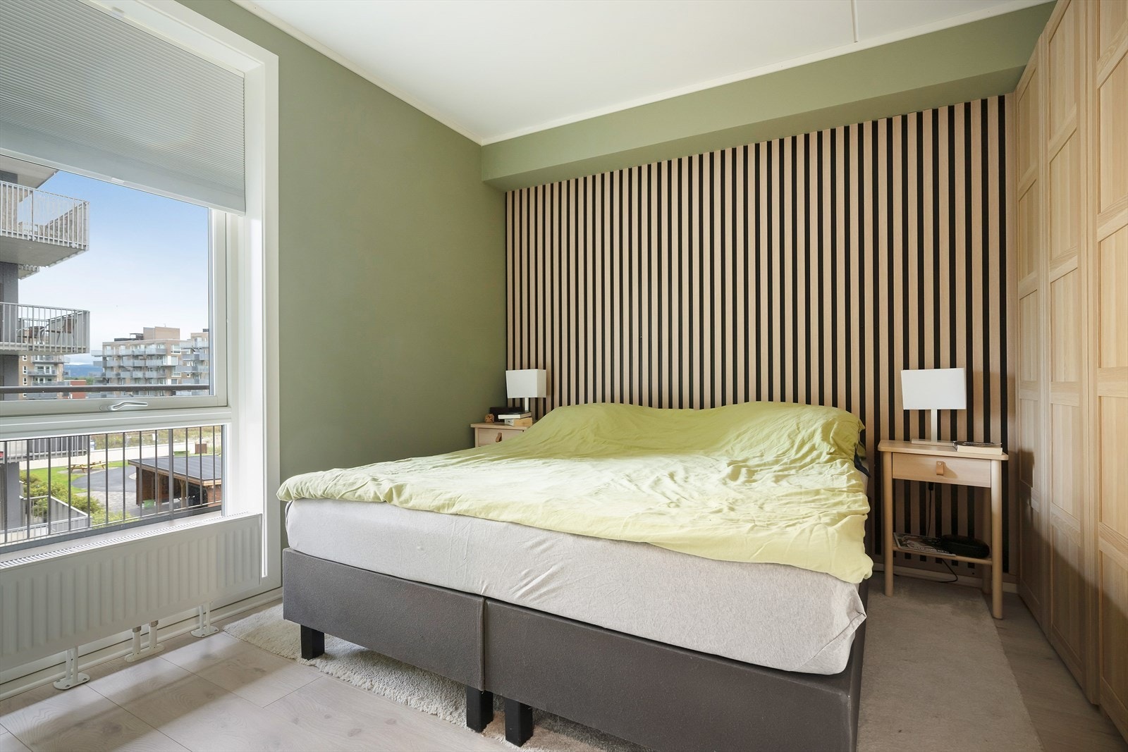 Lyst og innbydende soverom med moderne detaljer. Galleribilde