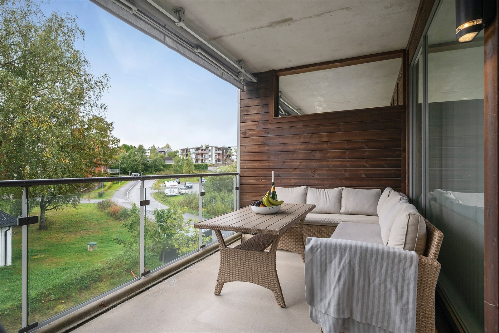 Innbydende uteplass med god plass til sittegruppe og spisebord. Galleribilde