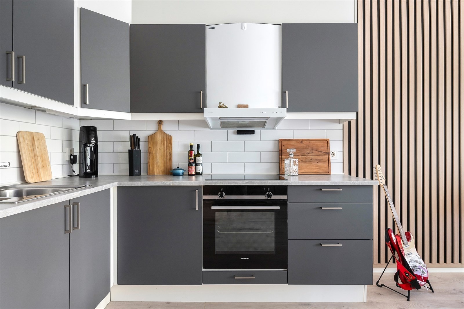 Moderne kjøkken med mørke fronter. Galleribilde