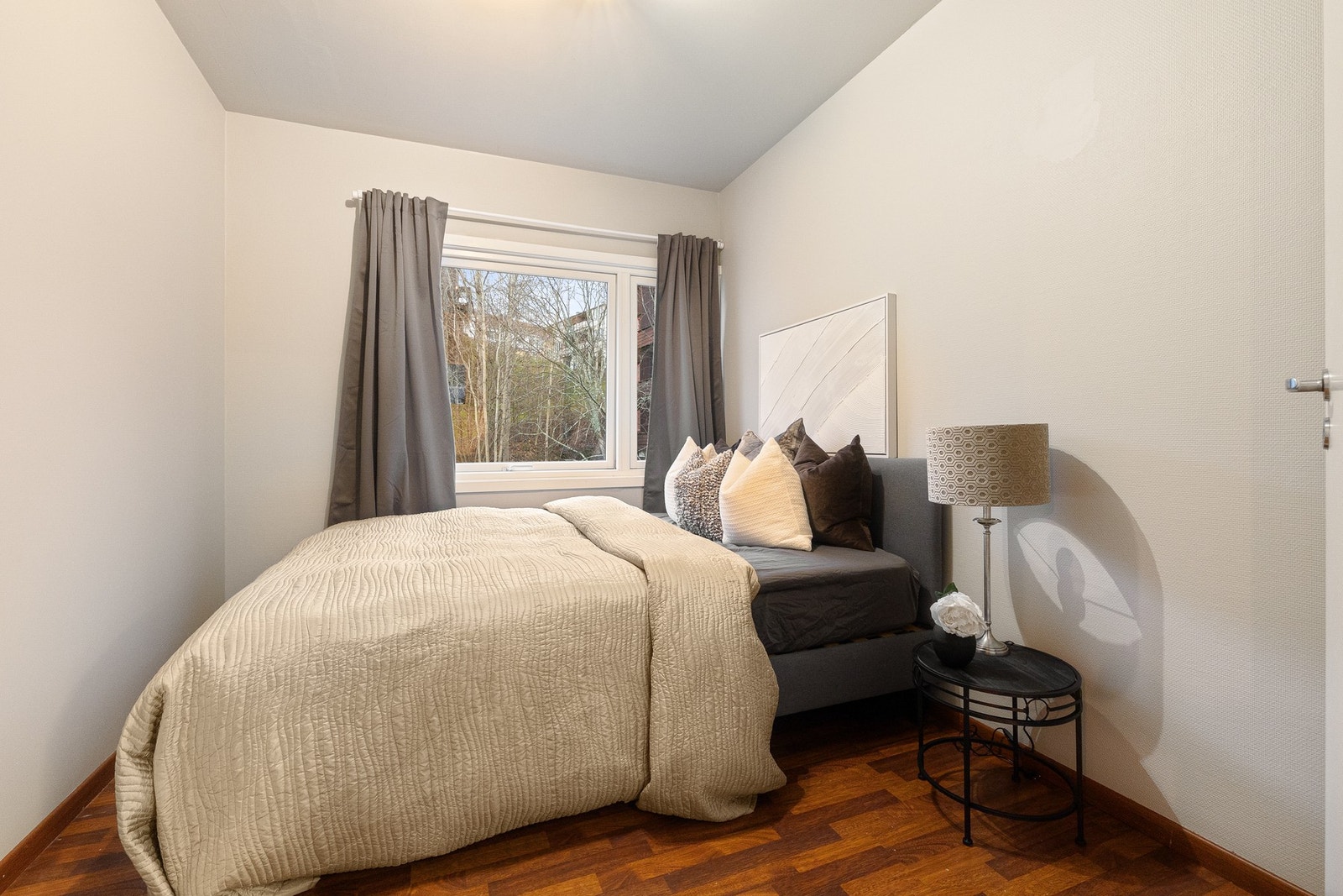 Boligen byr på totalt fire soverom med god fleksibilitet og gjennomtenkte løsninger. Avbildet er soverom 1. Galleribilde