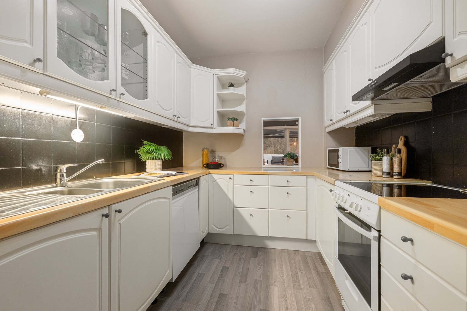 Boligen har et funksjonelt kjøkken, med en praktisk og tidløs utforming. Galleribilde